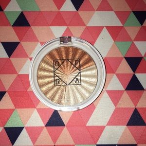 Ofra x nikketutorials highlighter in “everglow”